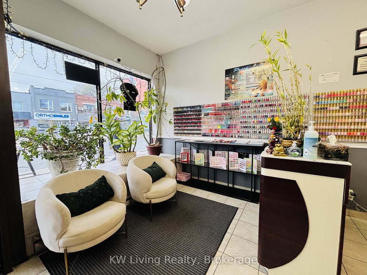 694 St Clair Avenue W, Toronto, ON M6C 1B1