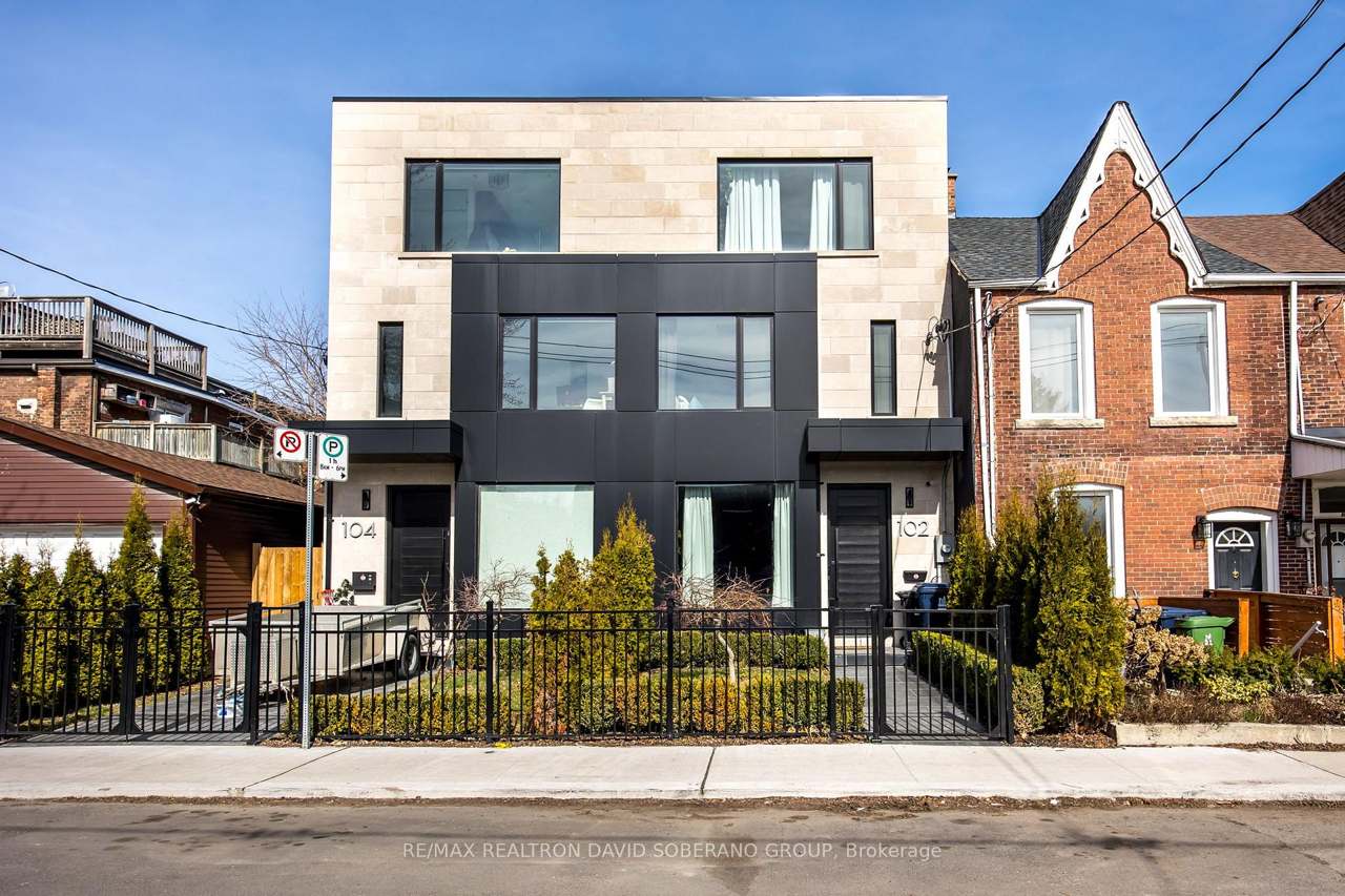 102 Ulster Street, Toronto, ON M5S 1G1