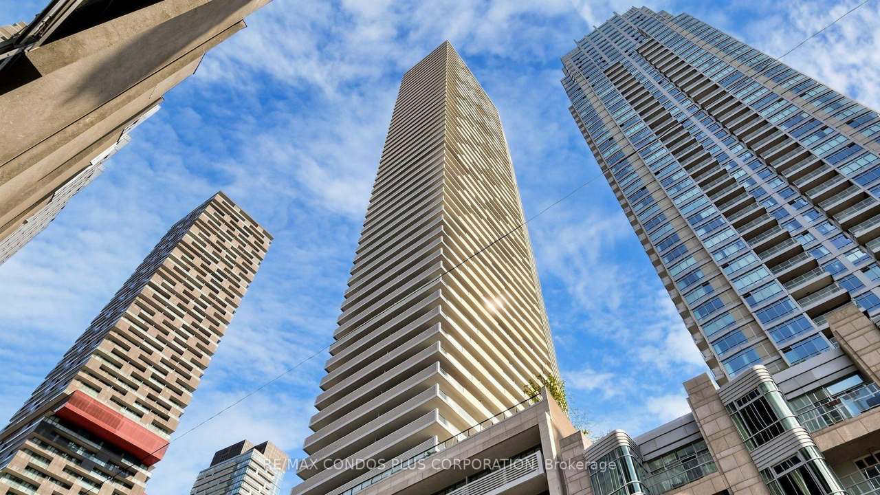 2221 Yonge Street 506, Toronto, ON M4S 0B8
