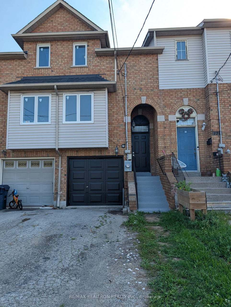 19 WARNER Avenue, Toronto, ON M4A 2X1