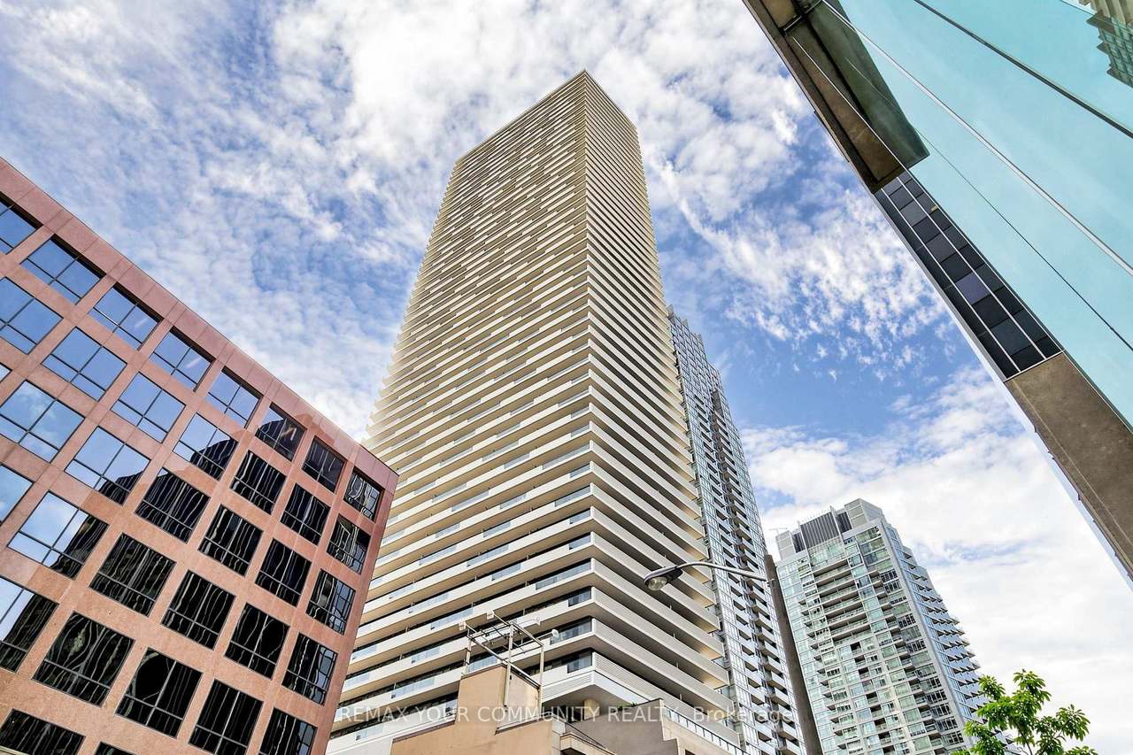 2221 Yonge Street 2709, Toronto, ON M4S 2B8