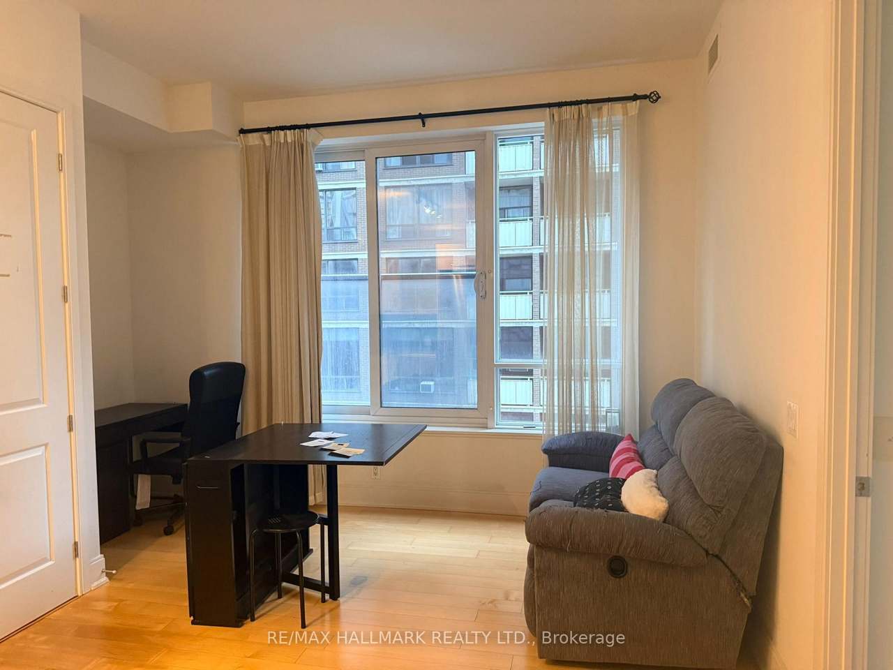 21 Balmuto Street 803, Toronto, ON M4Y 1W4