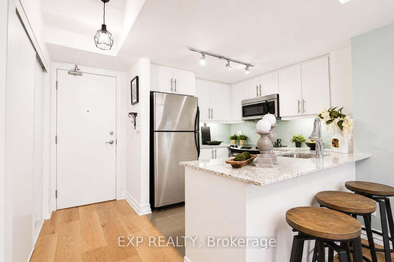 500 St Clair Avenue W 404, Toronto, ON M6C 1A8