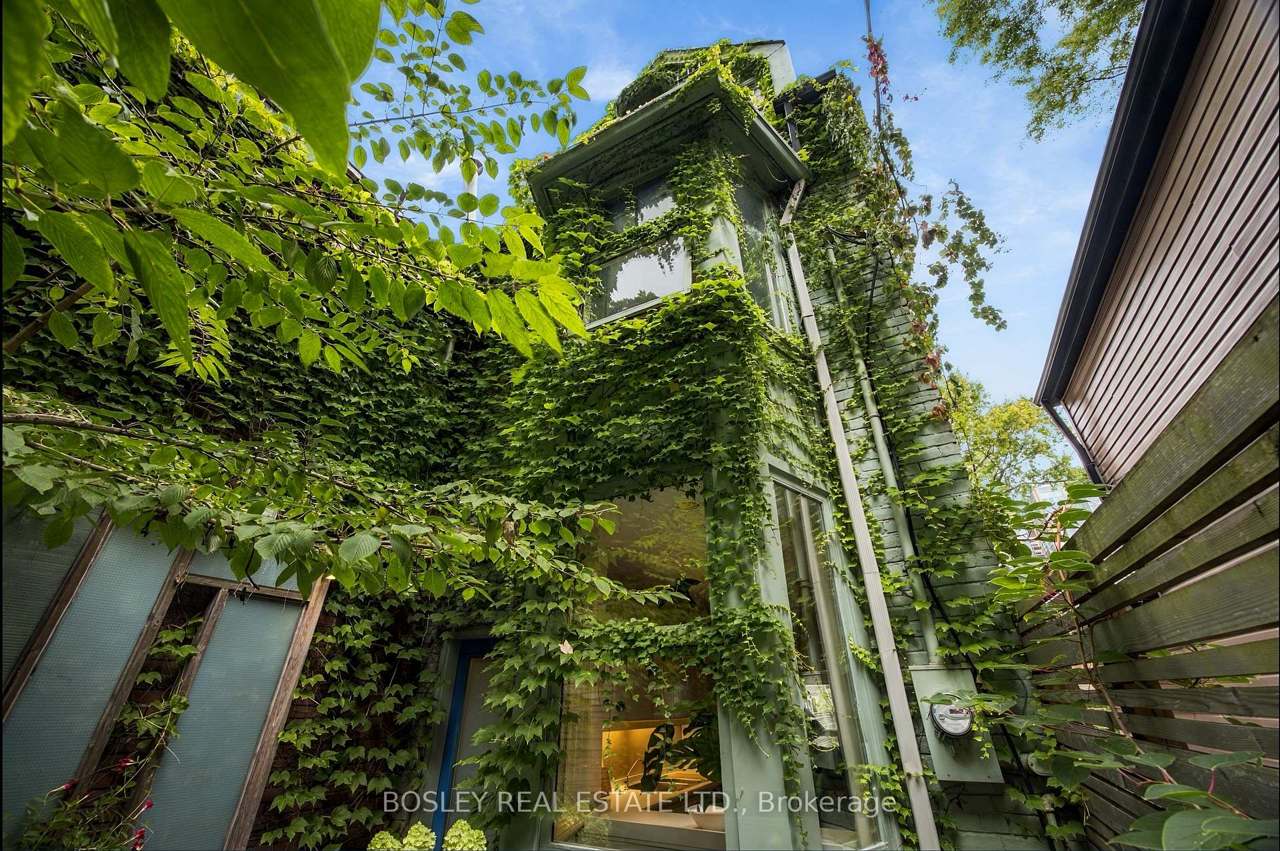 33A Henry Street, Toronto, ON M5T 1W9