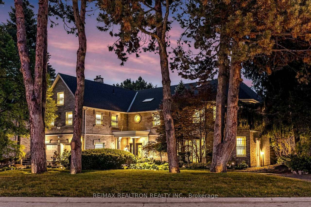 31 Arjay Crescent, Toronto, ON M2L 1C6