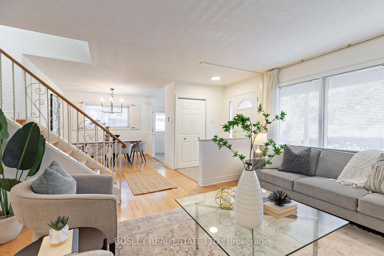 33 Roanoke Road, Toronto, ON M3A 1G1