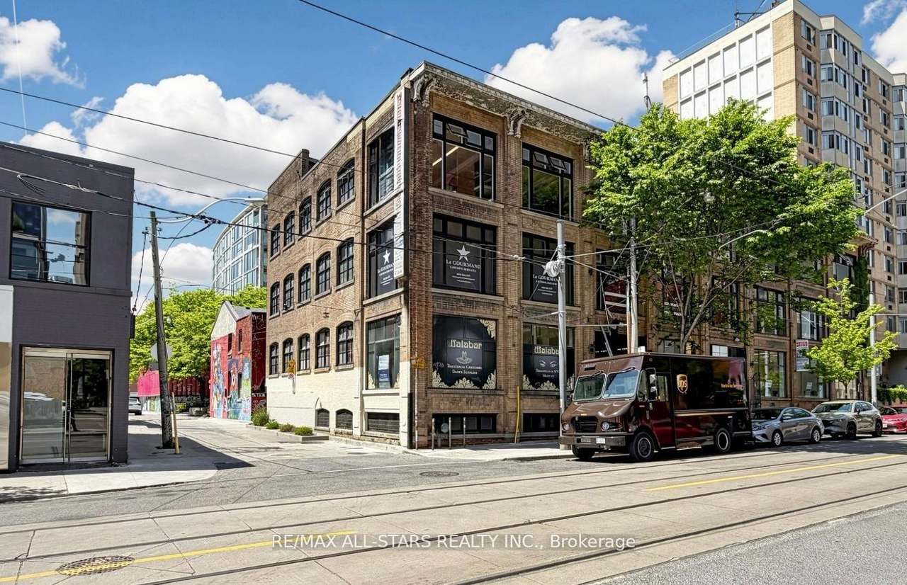 14 Mccaul Street, Toronto, ON M5T 1V6
