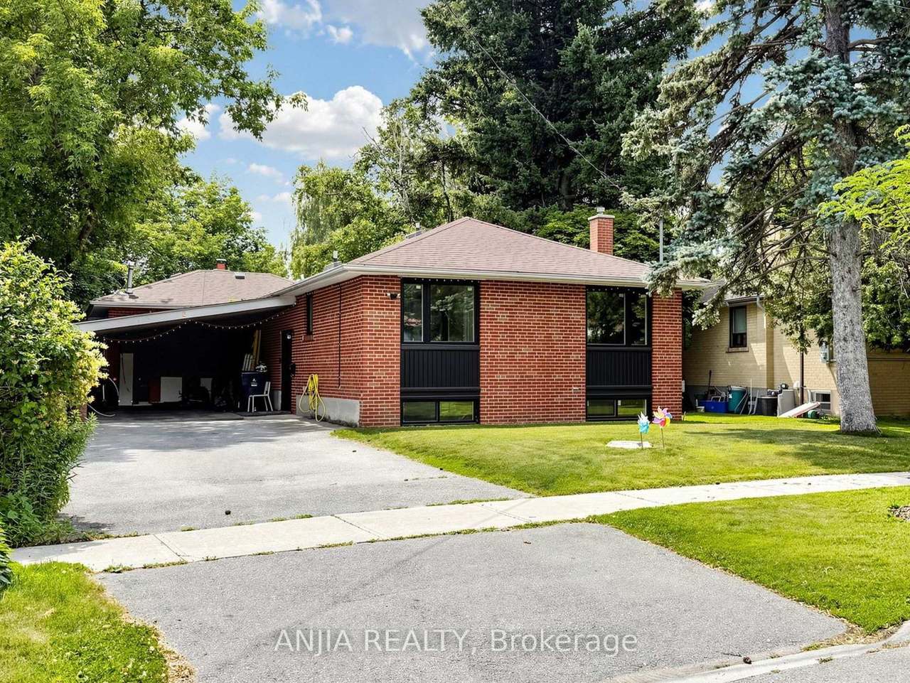 8 Applefield Drive, Toronto, ON M1P 3X9