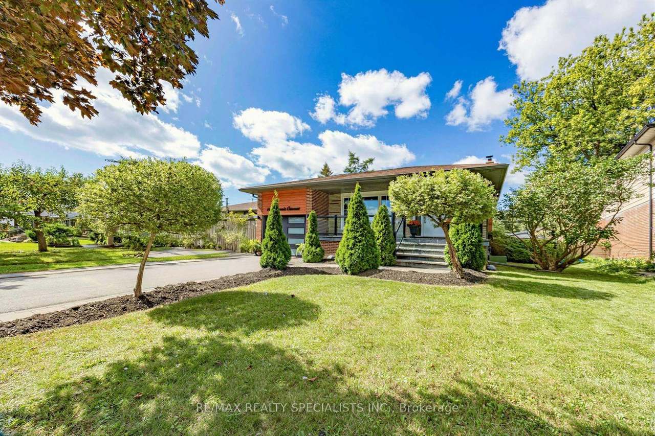 16 Langevin Crescent, Toronto, ON M1C 2B6