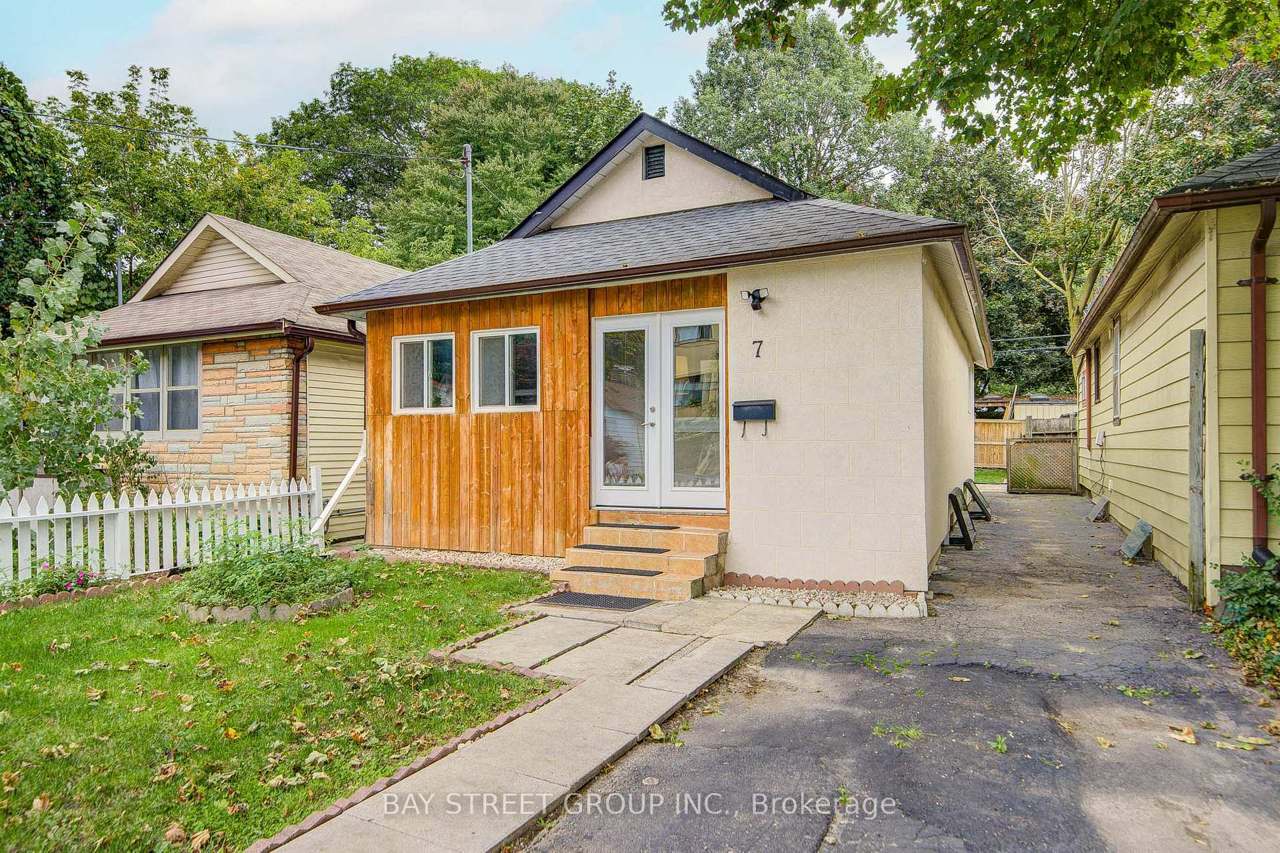 7 Emmott Avenue, Toronto, ON M1L 2X2
