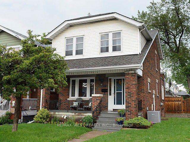 811 Coxwell Avenue, Toronto, ON M4C 3E5