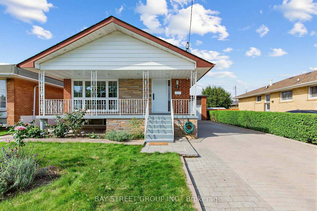8 Amethyst Road, Toronto, ON M1T 2E7
