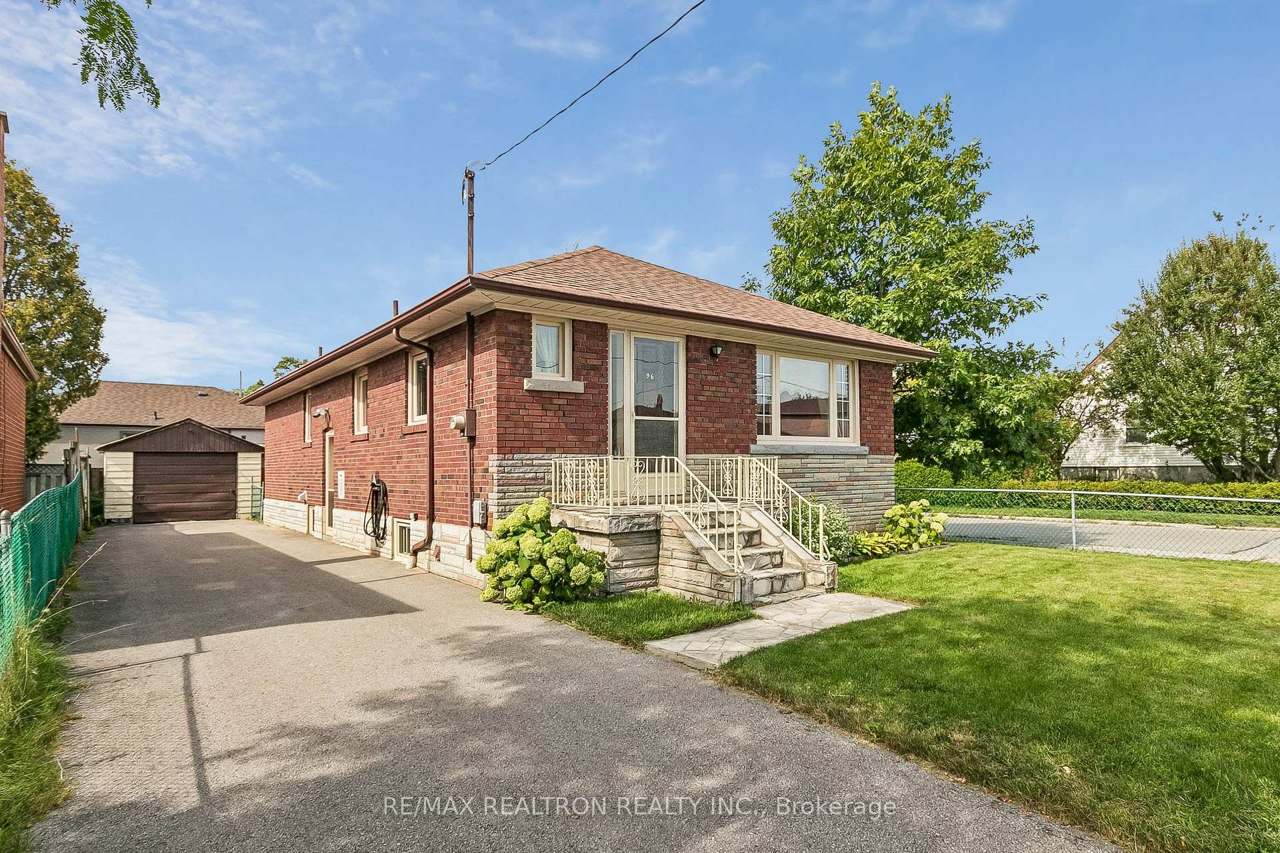 96 Commonwealth Avenue, Toronto, ON M1K 4K3