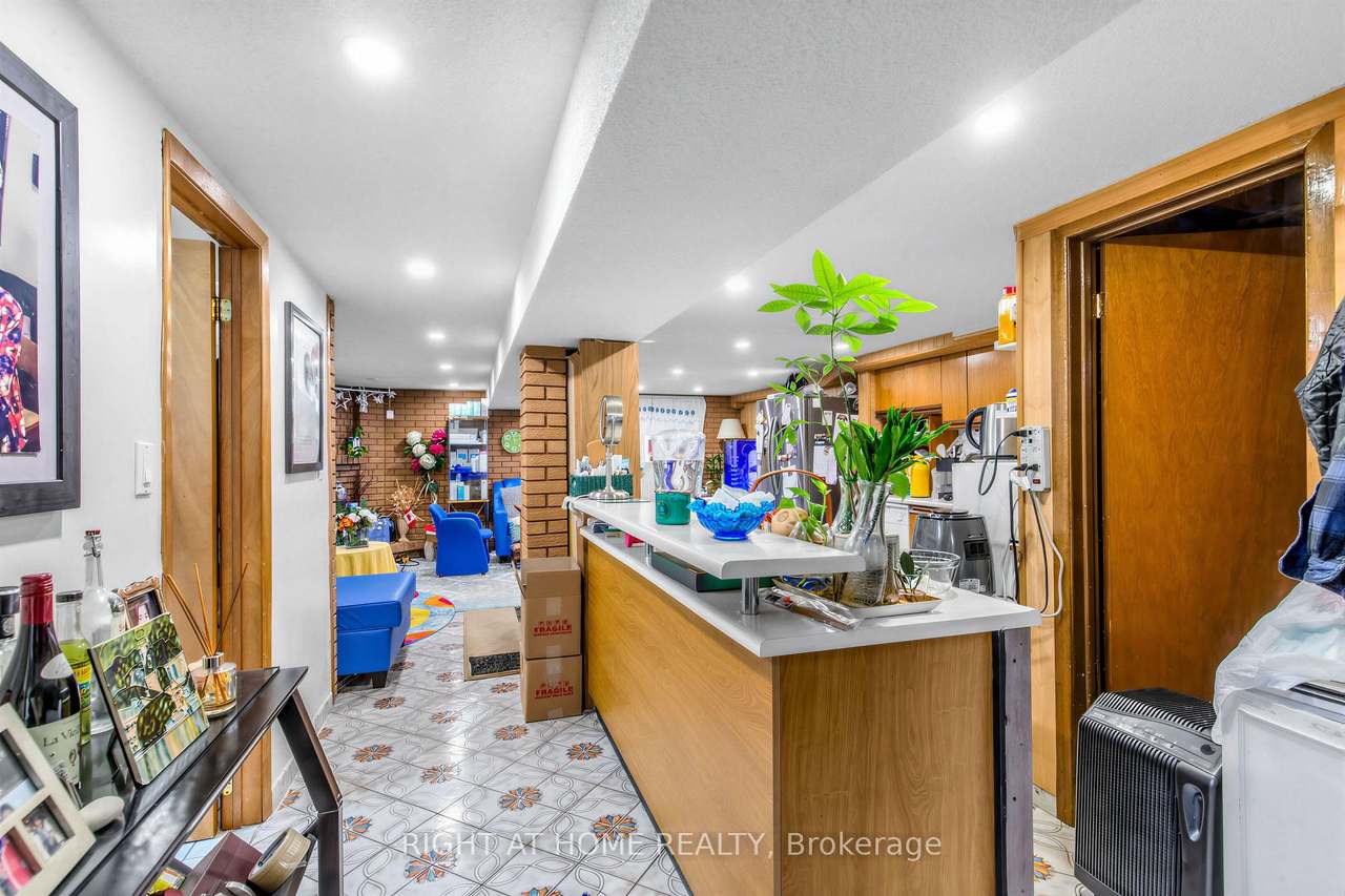 5 Thwaite Avenue, Toronto, ON M3L 2C8