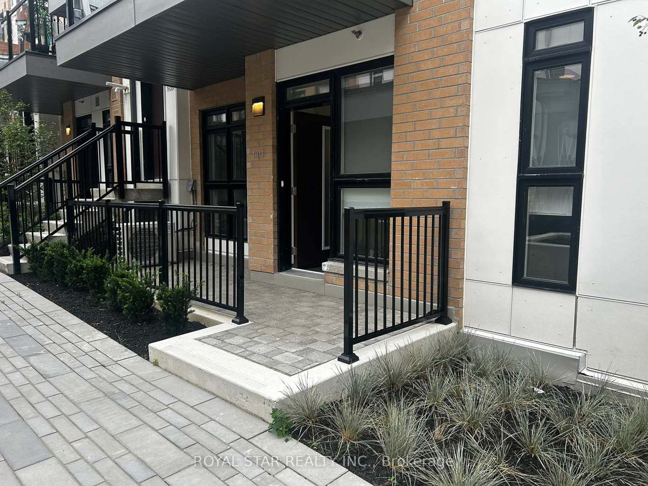 155 Canon Jackson Drive Q101, Toronto, ON M6M 0E1