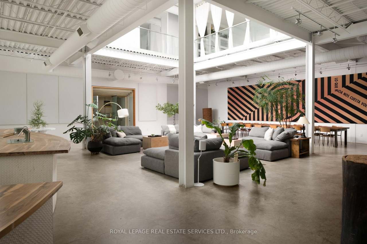1 Roof Garden Lane, Toronto, ON M6H 1R2