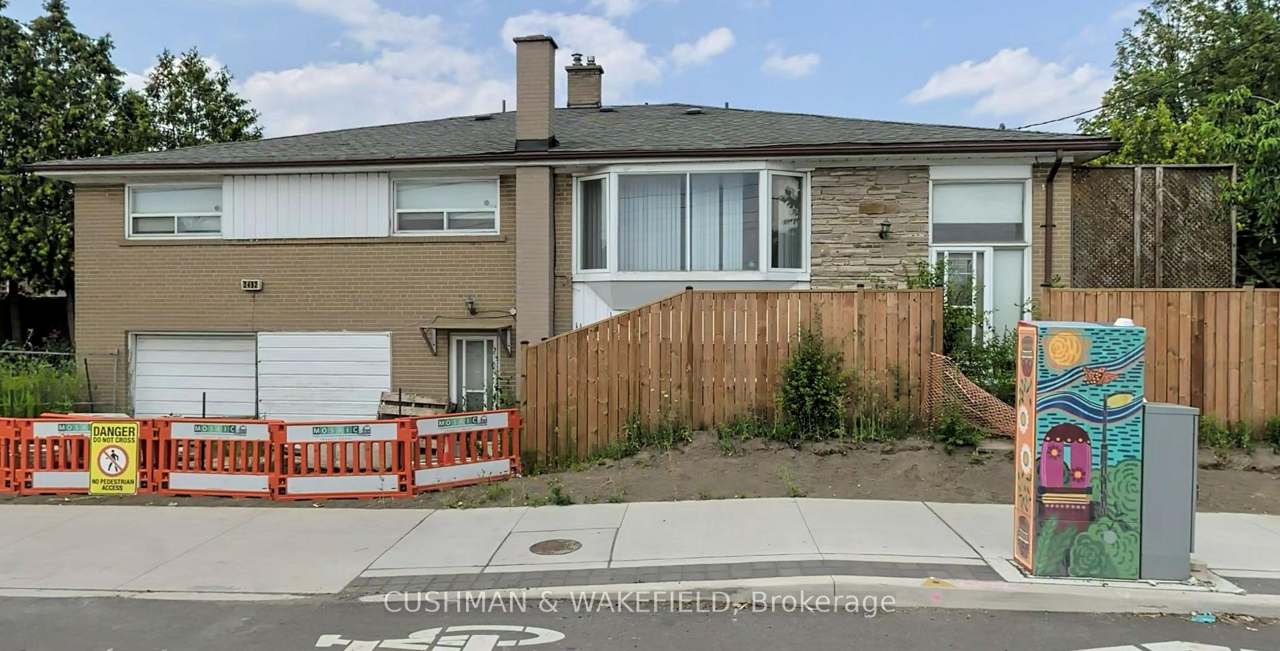 2492 Finch Avenue W, Toronto, ON M9M 2G2