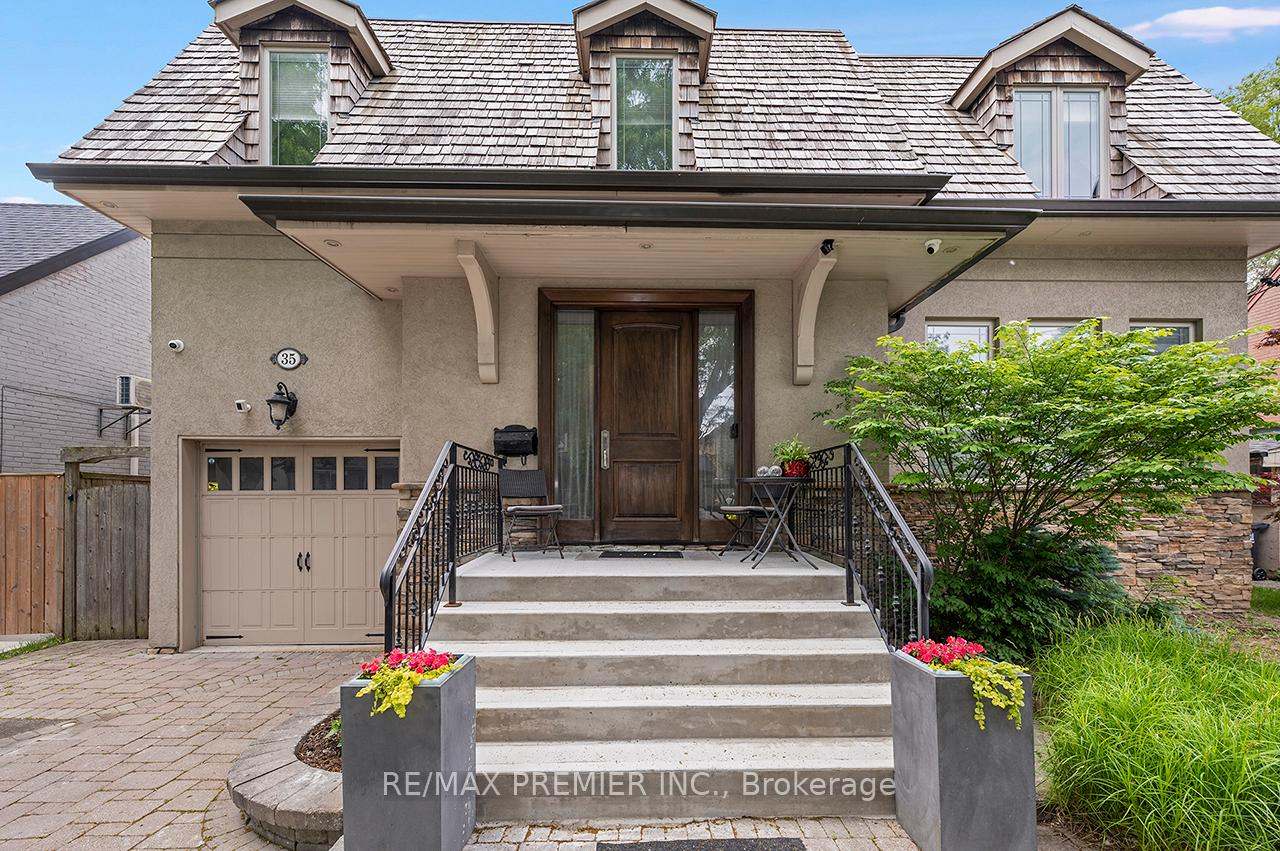 35 Yorkdale Crescent, Toronto, ON M9M 1C2
