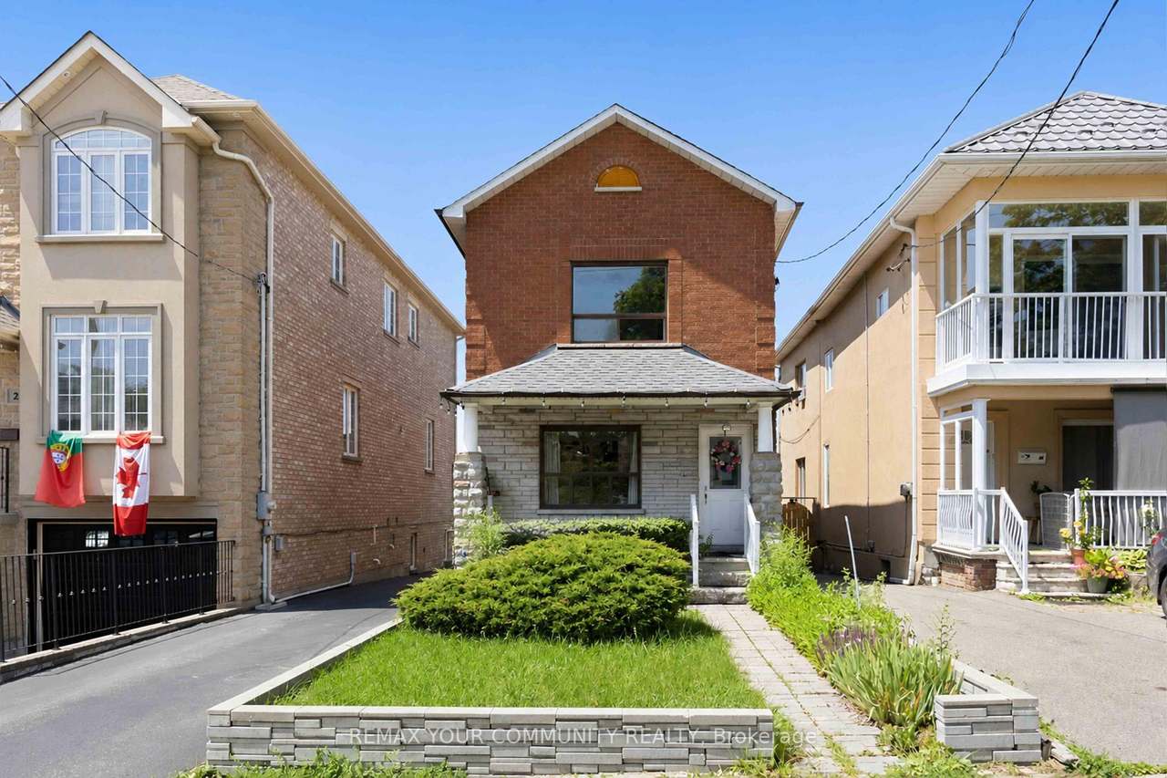 32 Kirknewton Road, Toronto, ON M6E 3Y1