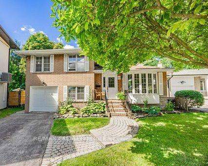 21 Halbadier Place, Toronto, ON M9B 2H4