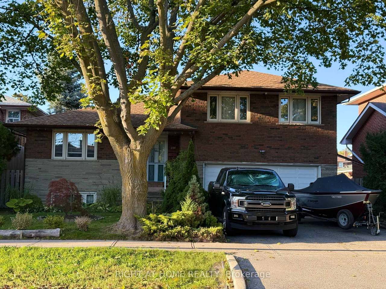 258 La Rose Avenue, Toronto, ON M9P 1B7