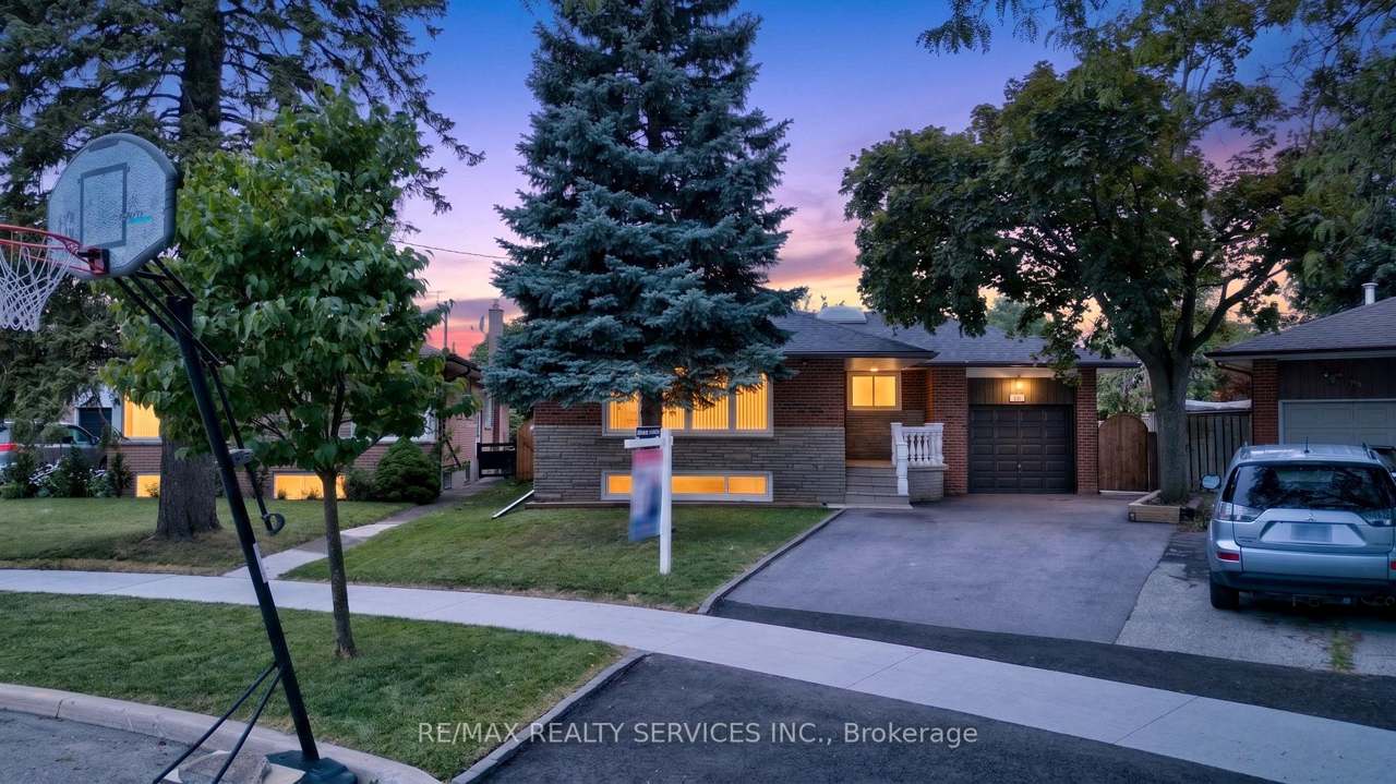 18 Spencely Court, Toronto, ON M9P 1N5