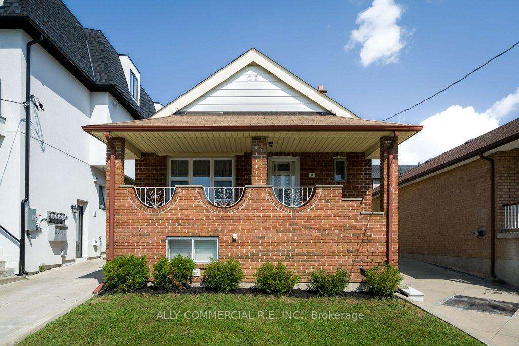 4 Chudleigh Road, Toronto, ON M6E 1Y8