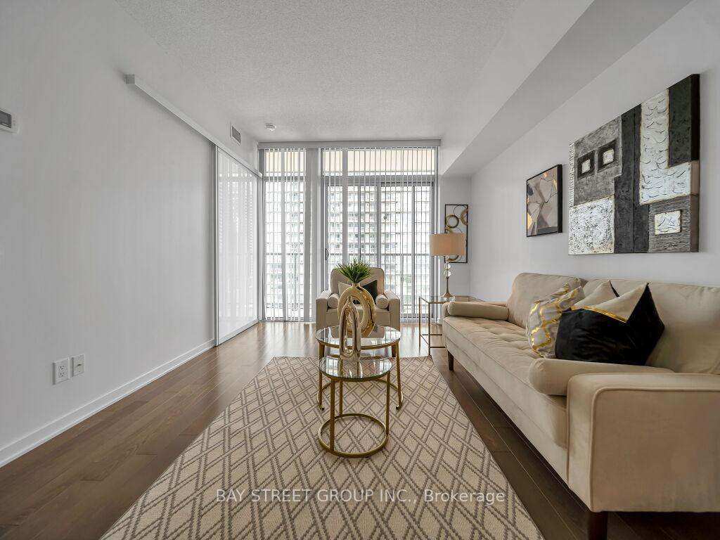 105 The Queensway Avenue 1501, Toronto, ON M6G 5B5