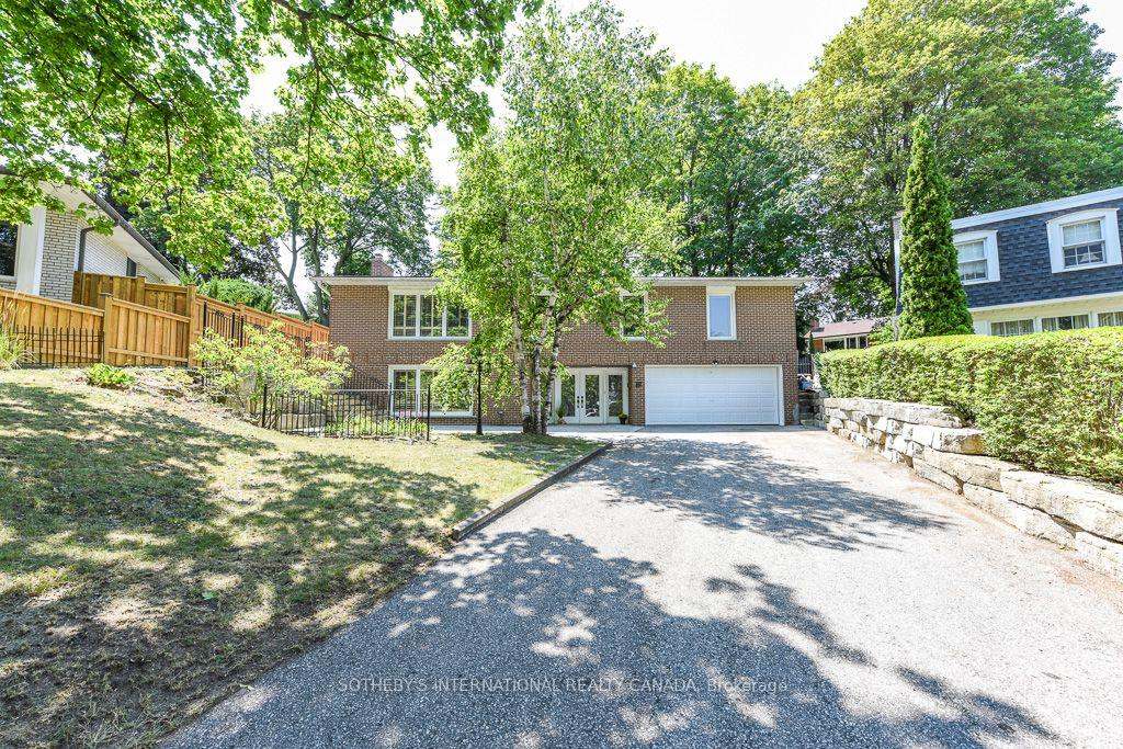 31 Queensborough Crescent, Toronto, ON M9R 1A1