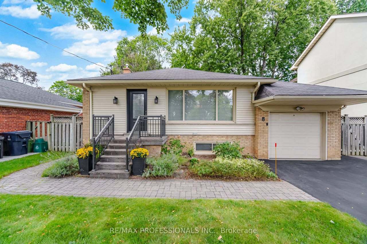 8 Beaverbrook Avenue, Toronto, ON M9B 2M7