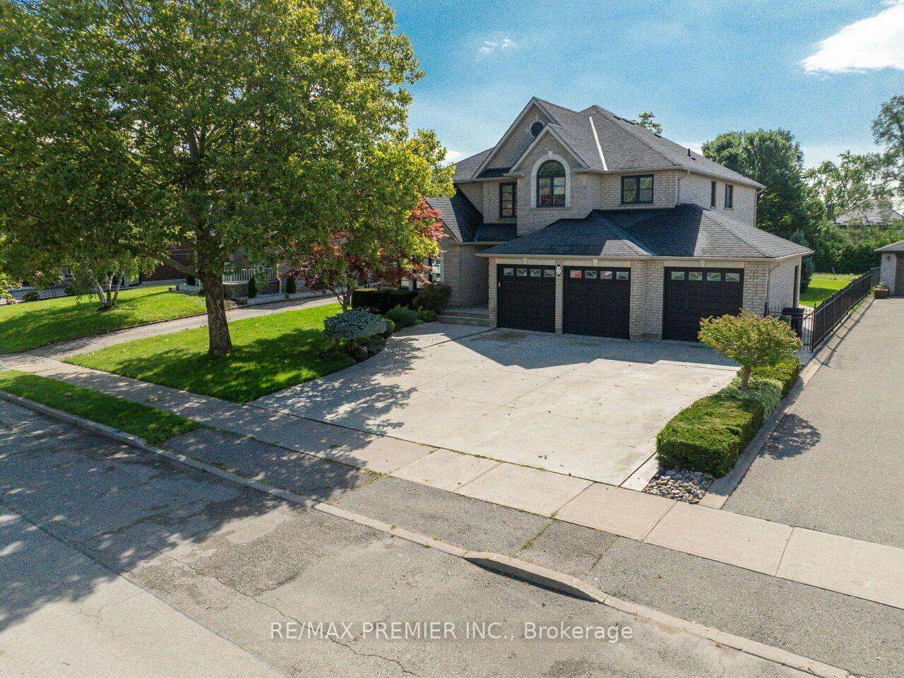 27 Gaydon Avenue, Toronto, ON M9M 1G6