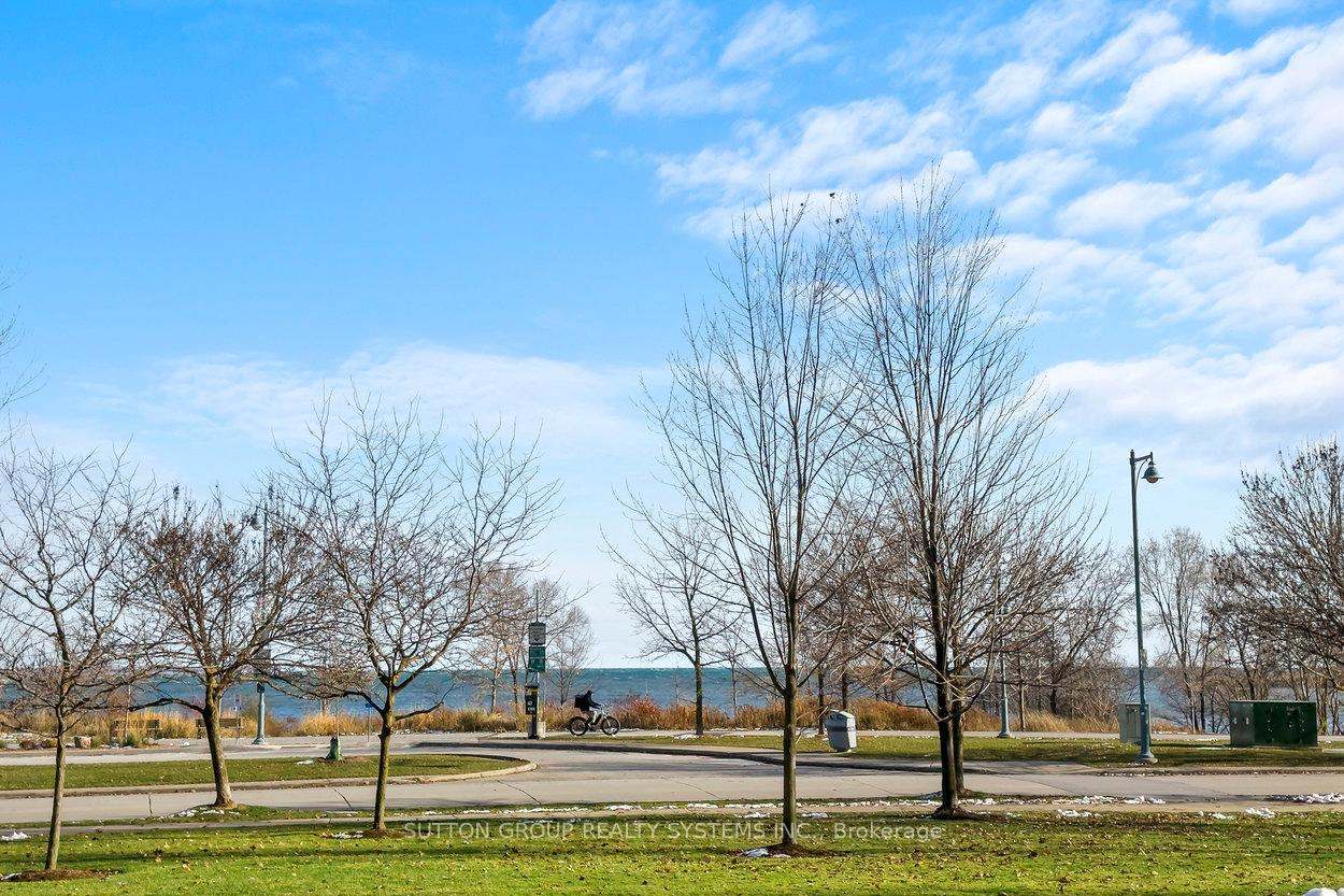 2095 Lake Shore Boulevard W 102, Toronto, ON M8V 4G4