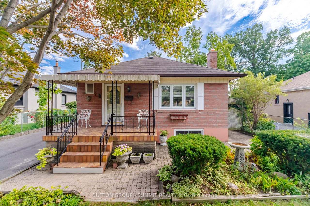 8 Woolton Crescent, Toronto, ON M6M 4K9