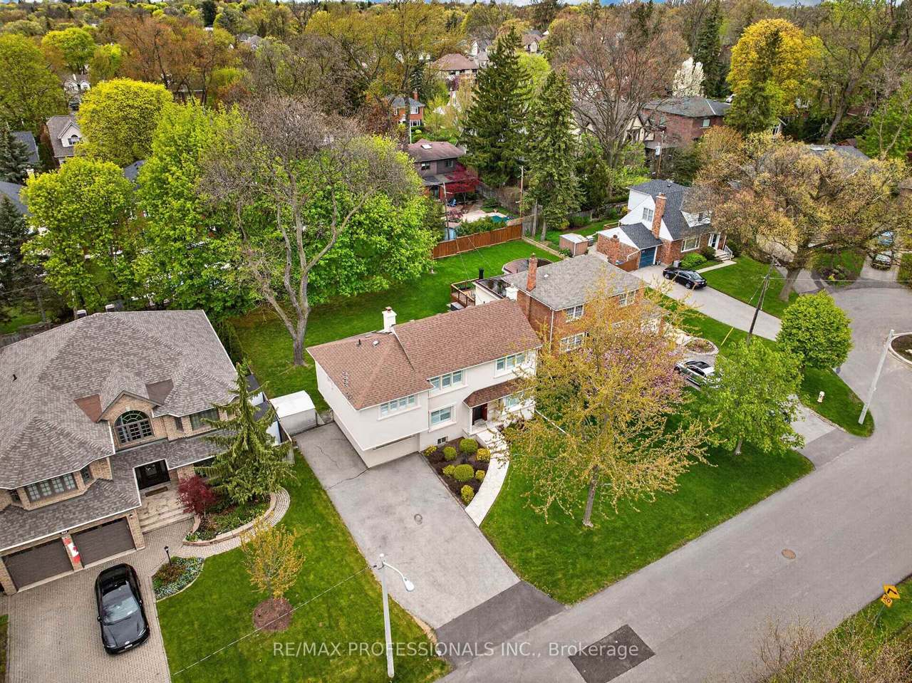 27 Nottingham Drive, Toronto, ON M9A 2W4