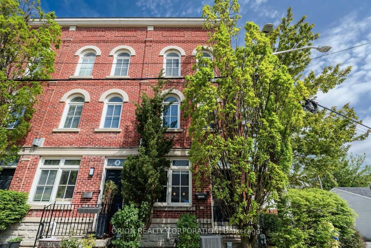 6 St Raymond Heights, Toronto, ON M6G 4C2