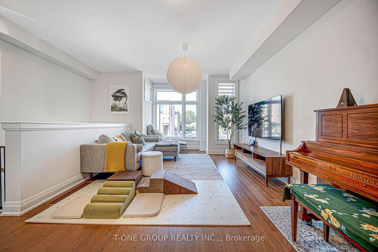 17 Wild Rose Gardens, Toronto, ON M6L 0A5