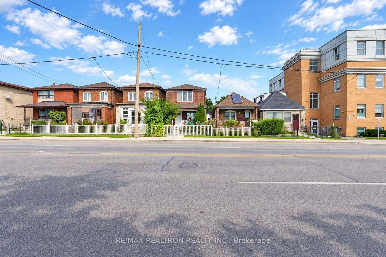 1657 Keele Street, Toronto, ON M6M 3W2