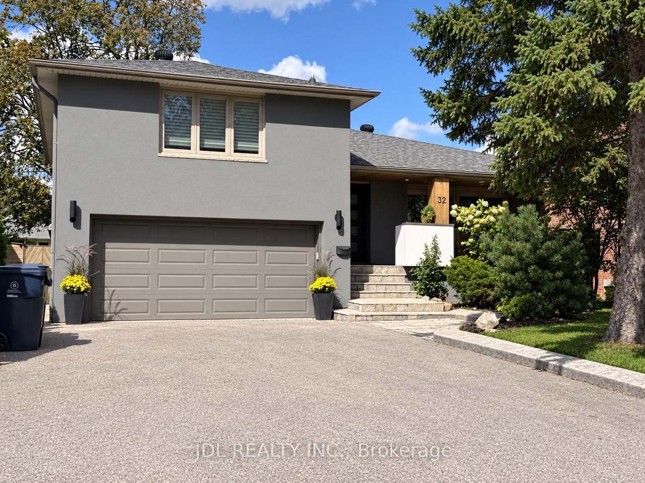32 Ashmount Crescent, Toronto, ON M9R 1C7