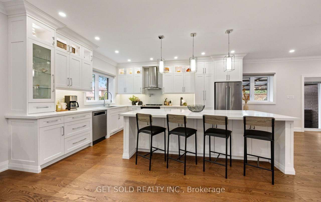 8 Hackmore Avenue, Toronto, ON M9W 3W3