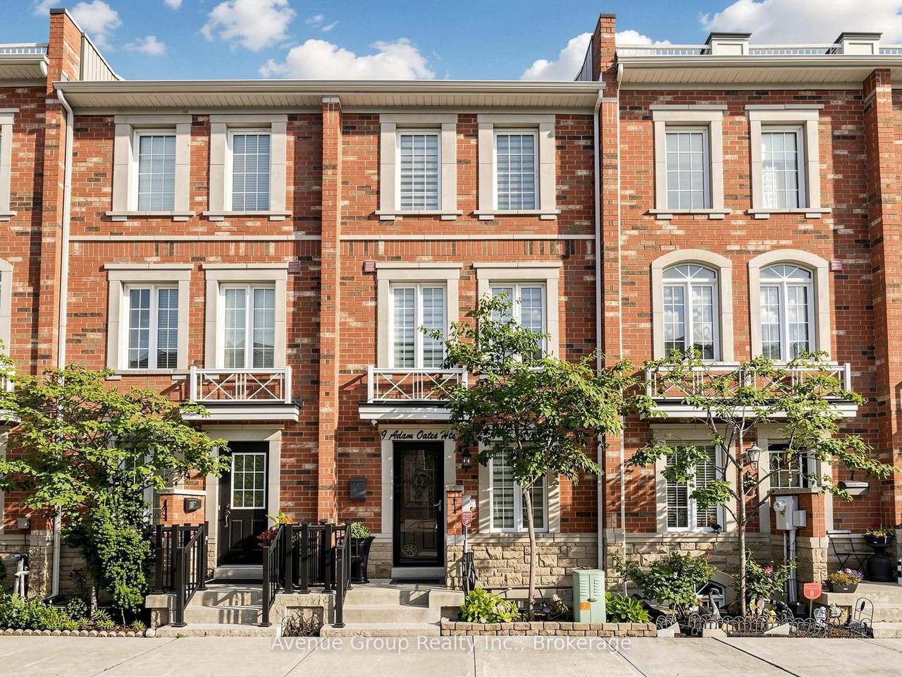 9 Adam Oates Heights, Toronto, ON M3L 0G2