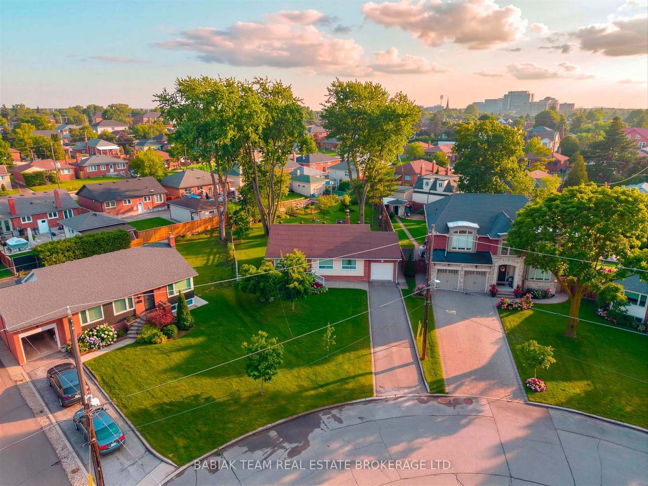 9 Camborne Avenue, Toronto, ON M3M 2P9