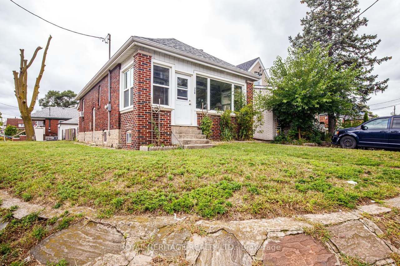 758 Jane Street, Toronto, ON M6N 4B9