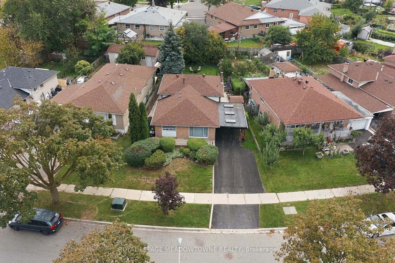 100 Lexington Avenue, Toronto, ON M9V 2G8