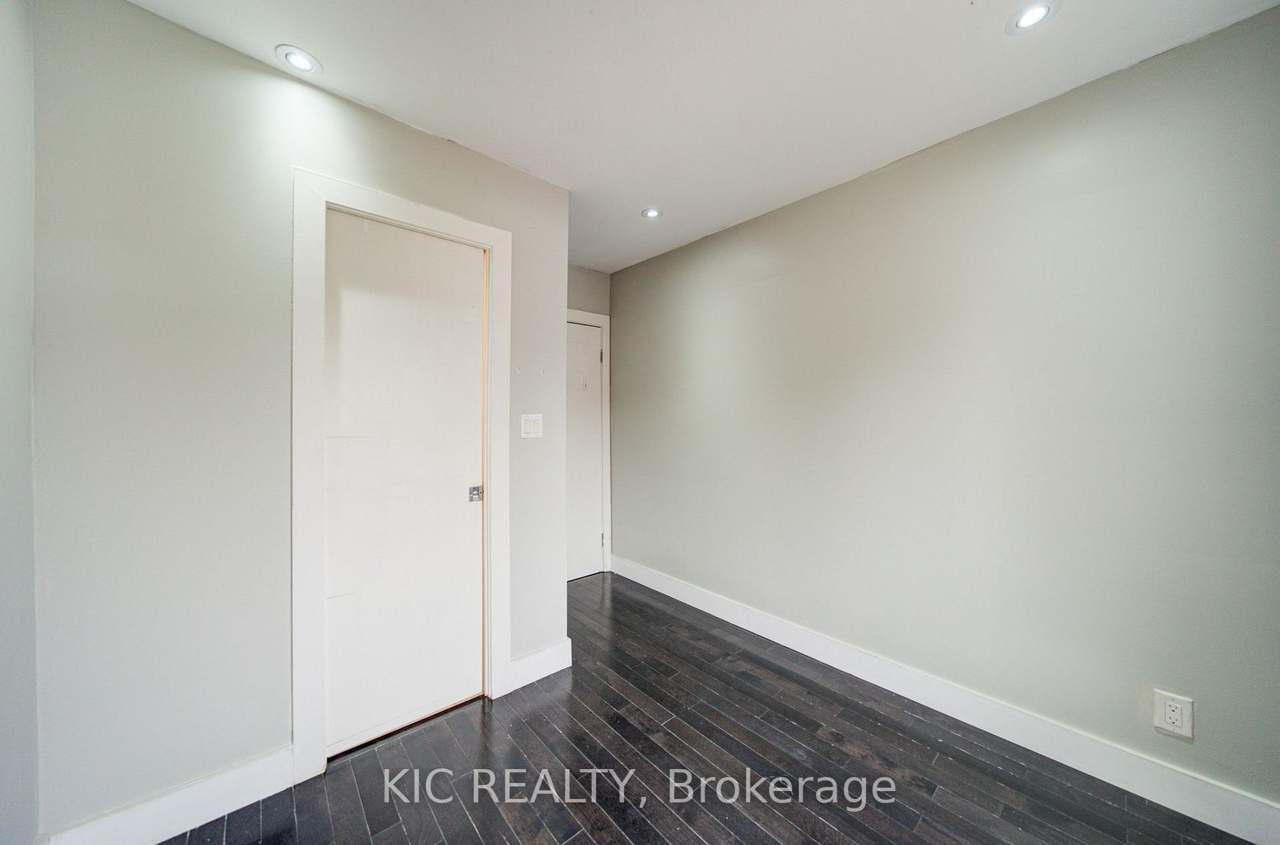 35 Montcalm Avenue NW, Toronto, ON M6E 4N5