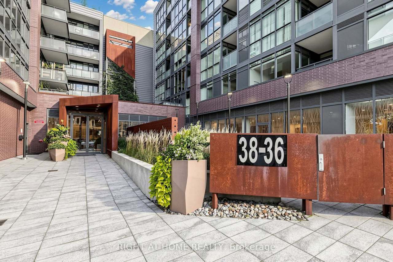 36 Howard Park Avenue 307, Toronto, ON M6R 0A7